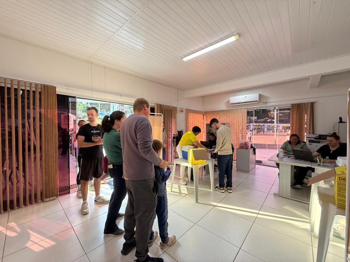 Saúde e diversão: vacinação com troca de figurinhas atrai público e amplia imunização em Joaçaba
