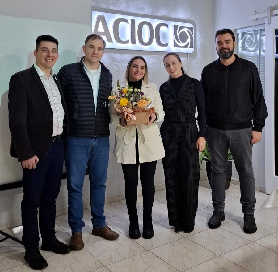 Reunião da ACIOC é marcada pela despedida de Larissa Schütz e apresentação do novo consultor regional
