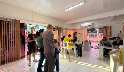 Saúde e diversão: vacinação com troca de figurinhas atrai público e amplia imunização em Joaçaba